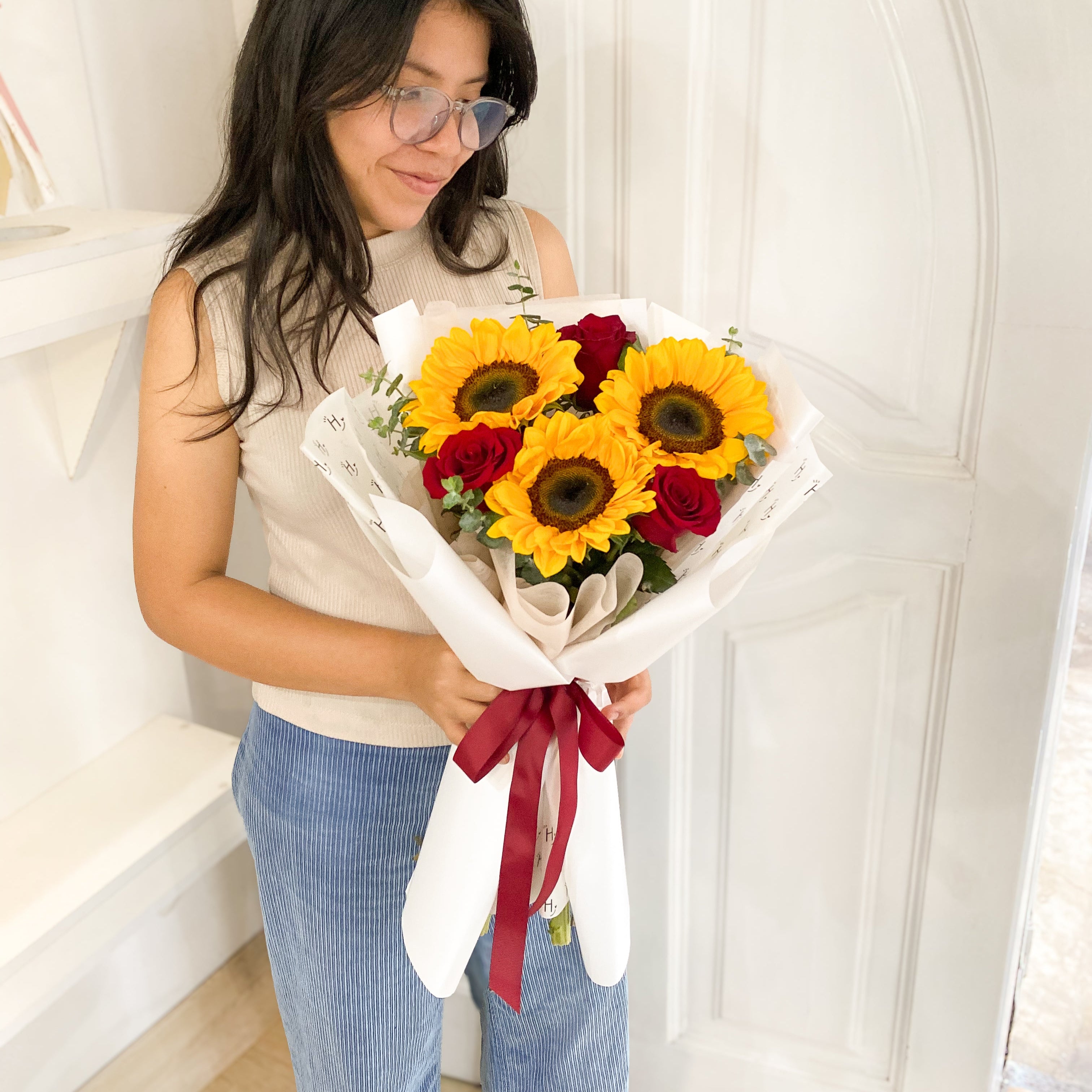 Ramo de girasoles con rosas