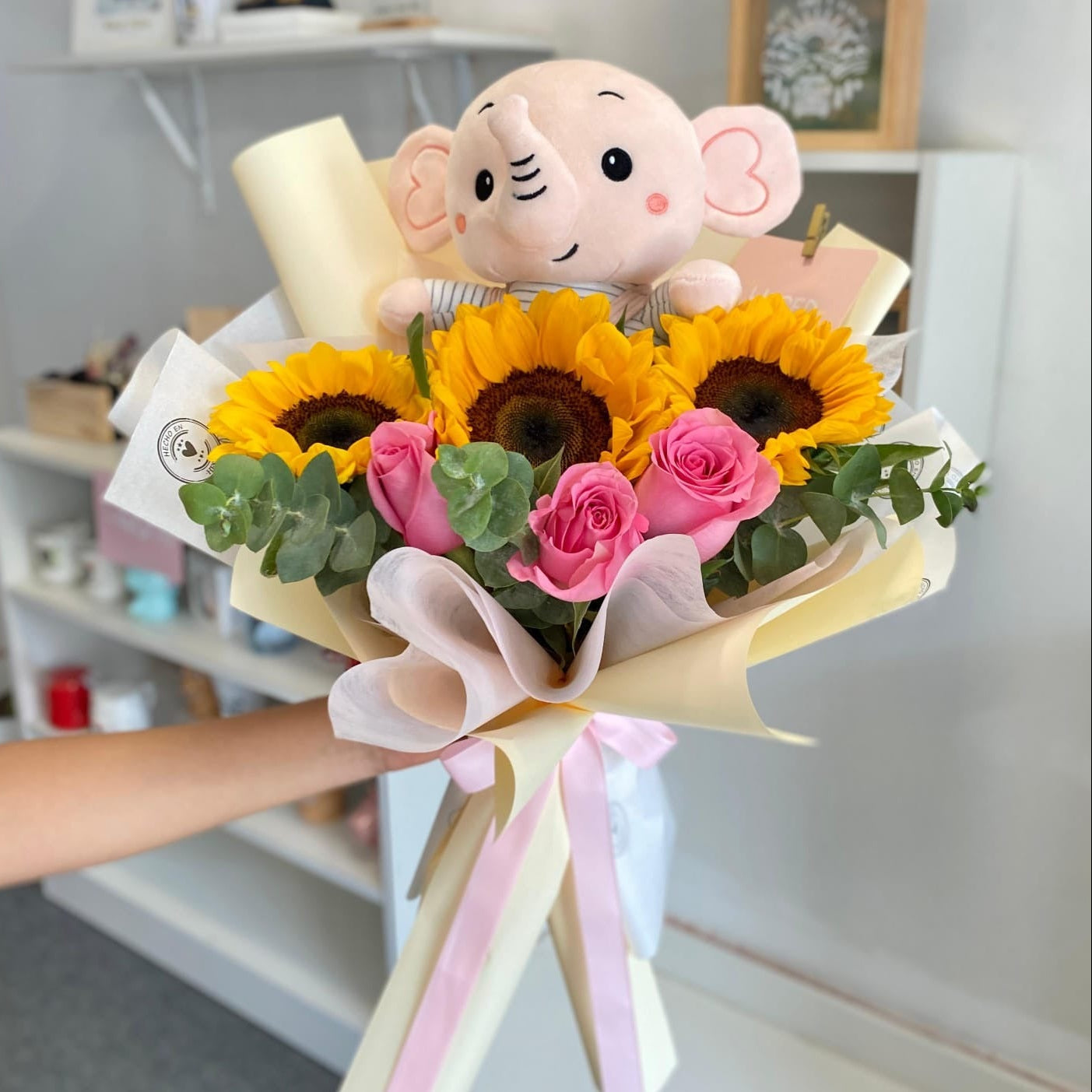 Ramo de Girasoles, Rosas y Peluche